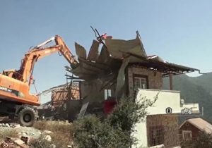 تخریب ساخت و سازهای غیر مجاز در روستای زیارت