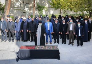 رهبر انقلاب بر پیکر همسر شهید مطهری اقامه نماز کردند + عکس