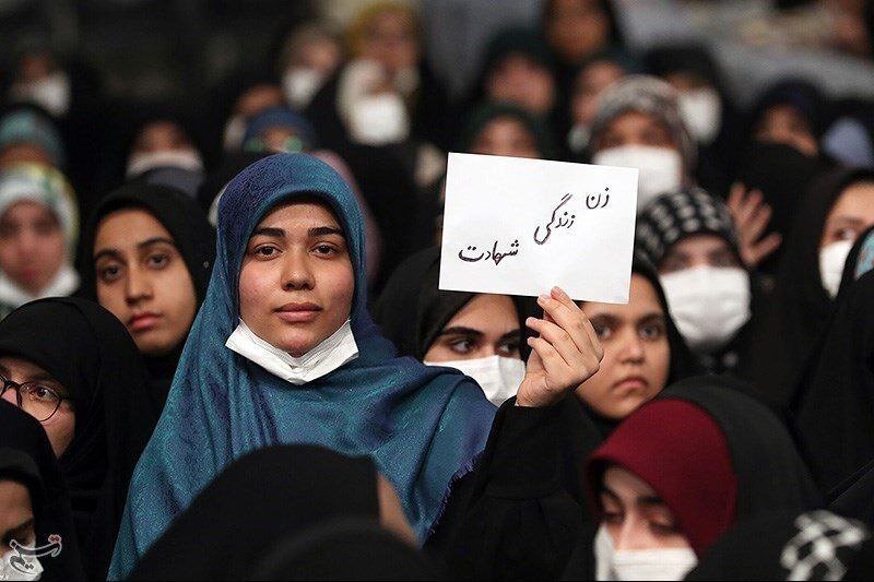 عکس | دست نوشته یک دانشجو در دیدار امروز با رهبر انقلاب؛ زن، زندگی...