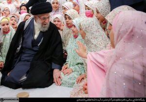 خاطره رهبر انقلاب از بافتن موی دخترشان برای دیدار با امام (ره) + عکس
