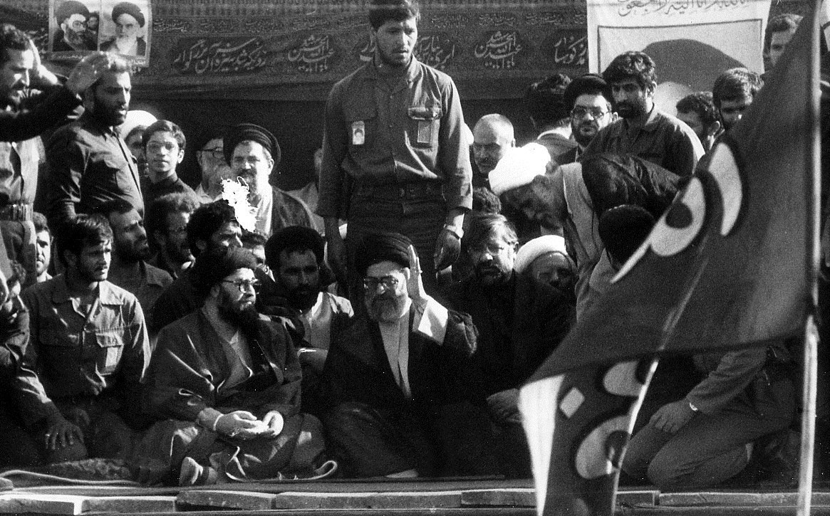 عکسی تاریخی از امام خامنه‌ای در رحلت امام خمینی سال 1368