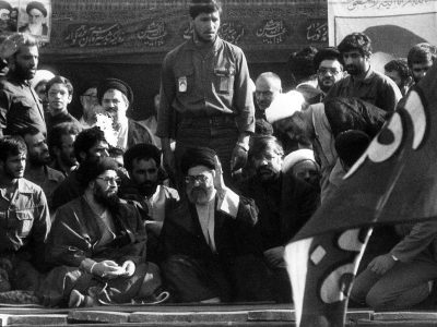 عکسی کمتر دیده‌شده از آیت‌الله خامنه‌ای در ایام رحلت امام خمینی