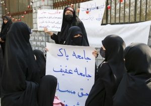 تجمع گروهی از افراد مقابل مجلس در انتقاد از وضعیت حجاب / پلاکارد تجمع کنندگان: بدحجاب مجرم است