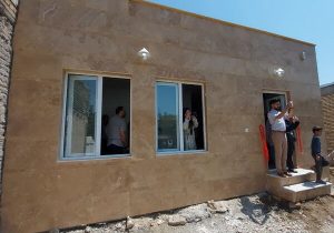 تحویل چهار خانه به زلزله زدگان خوی توسط خیرین جوان تبریز