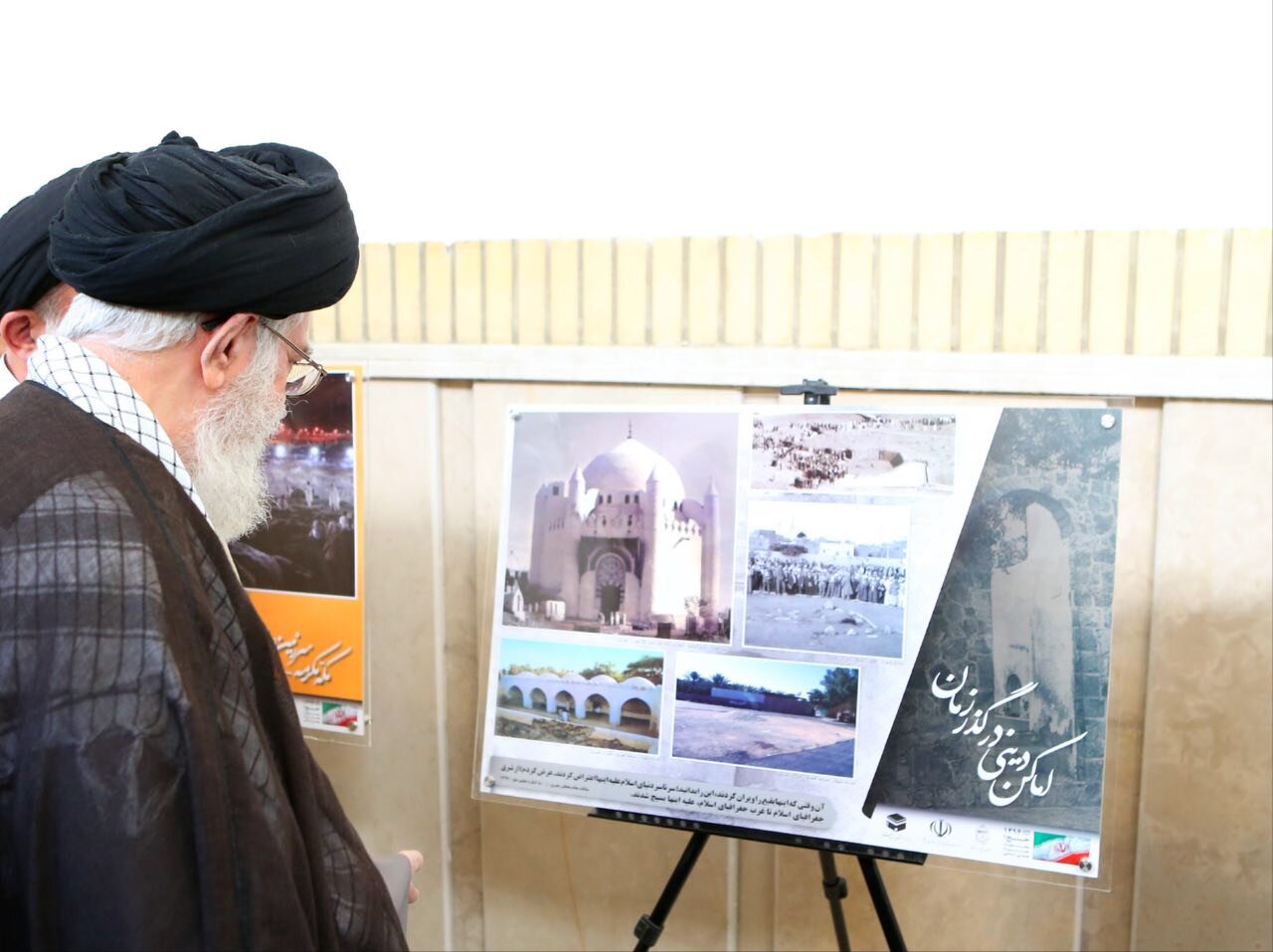 عکسی خاص از رهبر انقلاب مقابل آخرین تصویر به جا مانده از بارگاه امام حسن(ع)