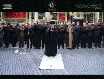 اقامه نماز ظهر روز اربعین به امامت رهبر انقلاب
