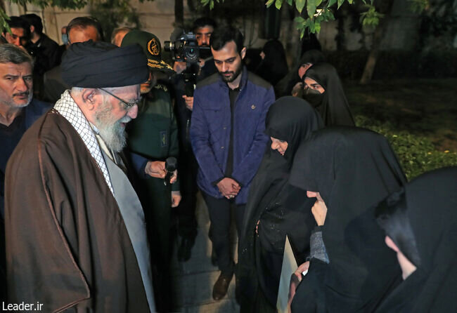 عکسی از رهبر انقلاب درحال گفتگو با خانواده سردار شهید رضی موسوی