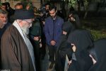 عکسی از خانواده سردار شهید رضی موسوی درحال گفتگو با رهبر انقلاب