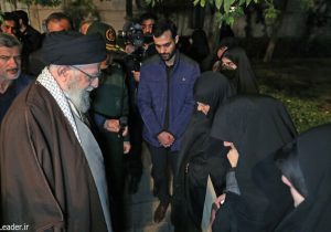 عکسی از خانواده سردار شهید رضی موسوی درحال گفتگو با رهبر انقلاب