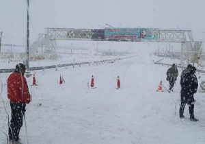 برف بزرگراه تبریز – اهر را مسدود کرد
