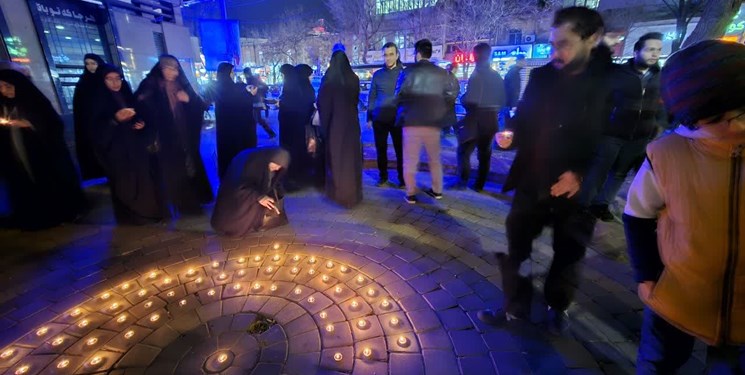 شمع‌هایی که به یاد شهدای حادثه تروریستی کرمان در تبریز روشن شد+ فیلم و تصاویر