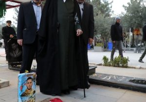 عکسی از رهبر انقلاب بر سر مزار مستشار شهید شده سپاه در حملات اخیر اسرائیل به سوریه