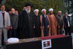 عکسی از اقامه نماز رهبر انقلاب بر پیکر آیت الله امامی کاشانی