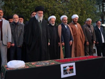 عکسی از اقامه نماز رهبر انقلاب بر پیکر آیت الله امامی کاشانی