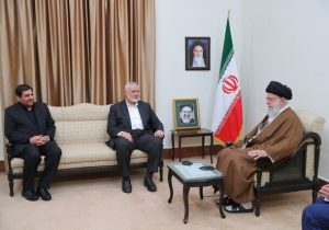 رهبر انقلاب در دیدار با هنیه: آقای مخبر جهت گیری‌های رئیس جمهور فقید را درباره فلسطین، با همان انگیزه ادامه خواهد داد