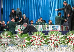 عکسی از وداع رهبر انقلاب با پیکر رئیس جمهور و شهدای سانحه بالگرد