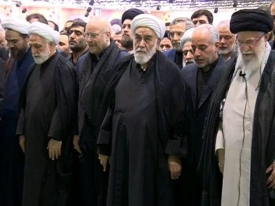 عکسی از ورود رهبر انقلاب به دانشگاه تهران برای اقامه نماز بر پیکر شهدای سانحه بالگرد