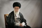 عکسی از عیادت رهبر انقلاب از آیت الله مکارم شیرازی/ خداوند ان‌شاءالله برکات شما را باقی بدارد
