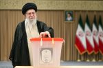 چند تصویر از ورود رهبری به حسینیه امام خمینی و انداختن رأی به صندوق