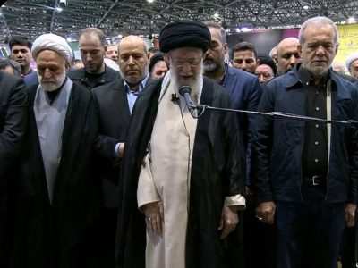 نگاه رهبر انقلاب به جایگاه در حال بازسازی نمازجمعه قبل از اقامه نماز بر پیکر شهید هنیه