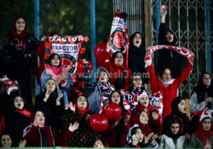 آغاز بلیت فروشی تراکتور با ثبت نام مردان و زنان