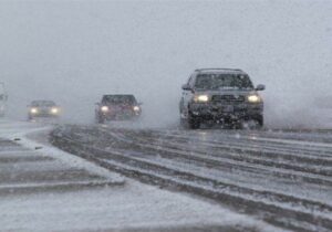 رانندگان برای تردد در جاده‌های مه آلود از چراغ مه شکن استفاده کنند