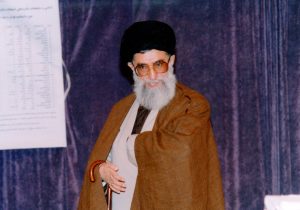 پنجره متفاوتی به حضور رهبر انقلاب در چادر عشایر اردبیل و عکس یادگاری خانواده شهدا در سال ۱۳۷۹/ ویدئو