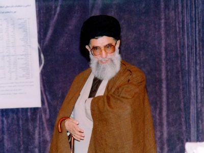 پنجره متفاوتی به حضور رهبر انقلاب در چادر عشایر اردبیل و عکس یادگاری خانواده شهدا در سال ۱۳۷۹/ ویدئو