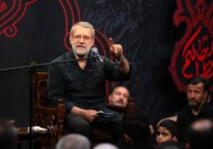 منبرنشینی به سبک علی لاریجانی در هیئت میثم مطیعی/ چگونه رئیس مجلس قانون گذار برجام روی منبر مداح ضد برجام سخنرانی کرد