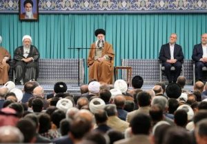 سرعت حوادث امروز اقتضا می‌کند کسانی که در آن دخیل هستند، جایگاه خود را مشخص کنند/ امروز این وظیفه در مقابل دولتهای اسلامی است/ ویدئو