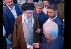 پاسخ رهبر انقلاب به گلایه یک تولید کننده خصوصی از دولتی های معمولی و نظامی/ ویدئو