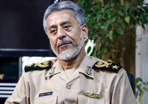 تصویر کمیاب دریادار سیاری حین تمرین تفنگداری دریایی/ عکس
