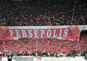 اعتراض هواداران پرسپولیس به وضعیت نقل و انتقالات باشگاه/ ویدئو