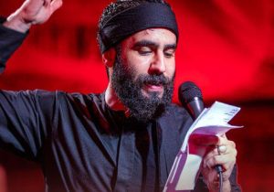 رجزخوانی حسین طاهری همزمان با حضور رهبر انقلاب در عزاداری محرم