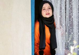 سفر در زمان؛ «سارا و نیکا» مشغول خواب در پشت صحنه سریال پایتخت؛ سال ۹۶