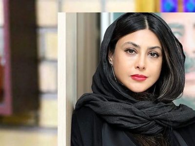 ژست و استایل هنری آزاده صمدی در یک گالری