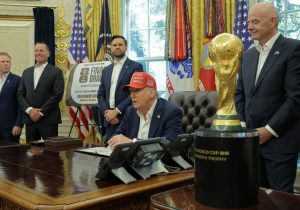 Trump announced the date and location of the US World Cup Lottery/ He received the first official World Cup final ticket/ Photo