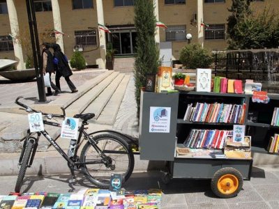 مریم، دختری که با دوچرخه کتاب می‌فروشد/ «یک جایی دیدم حیف است این کتاب‌ها خوانده نشود»