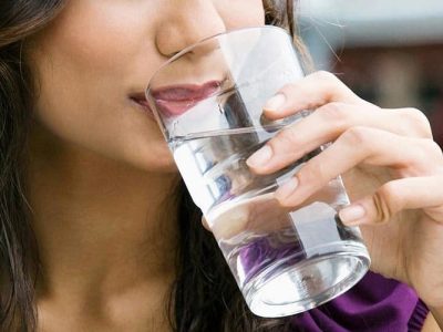 آیا نوشیدن آب پوست را آبرسانی می‌کند؟