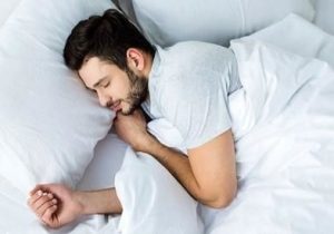 فکر کردن به ۳ اتفاق خوب روزانه، پیش از خواب، کیفیت زندگی را بهبود می‌دهد