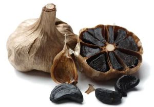 ۴ خاصیت فوق العاده سیر سیاه برای معده