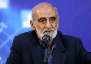 حسین شریعتمداری و بسیجی معروف در نماز جمعه تهران/ تصاویر