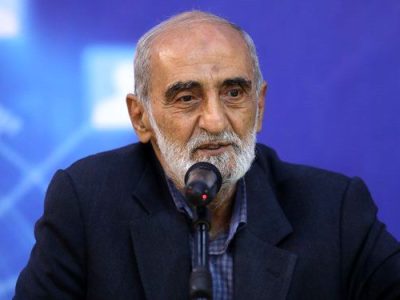 حسین شریعتمداری و بسیجی معروف در نماز جمعه تهران/ تصاویر