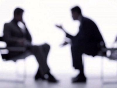 با این ۳ رفتار کوچک، آرام‌ترین فرد در جمع باشید