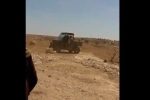 تلاش یک شهرک‌نشین صهیونیست برای زیر گرفتن زن فلسطینی با خودرو/ ویدئو