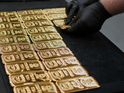رشد تاریخی قیمت طلا؛ نگرانی فزاینده سرمایه گذاران و بانک‌ های مرکزی نسبت به ثبات دلار