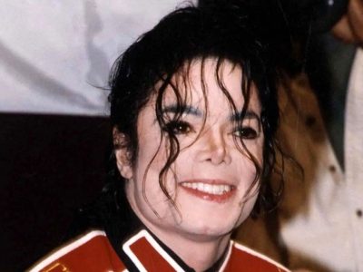 سفر در زمان؛ «مایکل جکسون» در حال صحبت با تلفن در خانهاش در لسآنجلس؛ سال ۱۳۵۱/ عکس