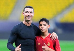 هدیه فوق لاکچری رونالدو به پسرش/ ژست کریس جونیور با لامبورگینی ۲۶۵ هزار یورویی