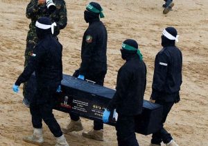 قسام، جنازه دو اسیر اسرائیلی را تحویل می‌دهد