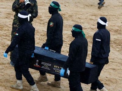 قسام، جنازه دو اسیر اسرائیلی را تحویل می‌دهد